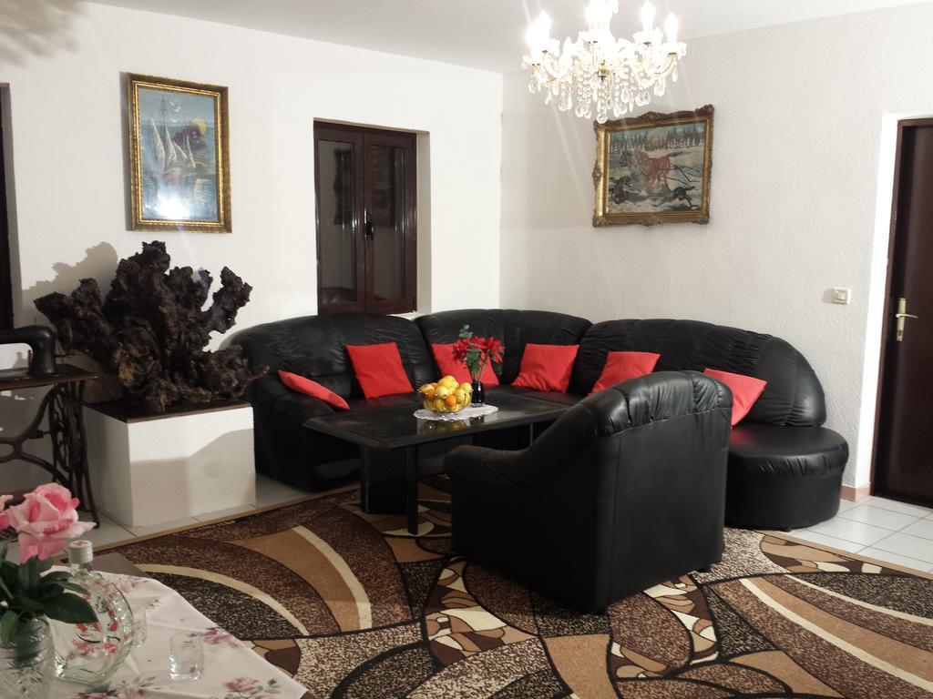 Apartments "Villa Mungos" Sobra Екстериор снимка